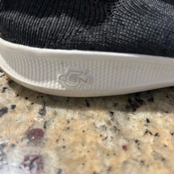 Skechers Goga Max Shoes - Picture 3 of 6